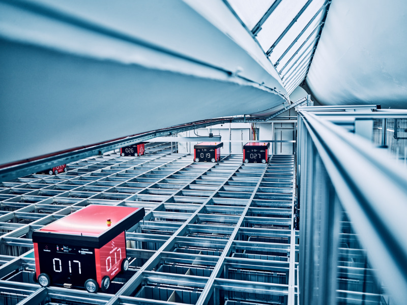 HÖRMANN Intralogistics – News – zusätzliche Roboter und Behälter auf neun Ebenen bei geomix