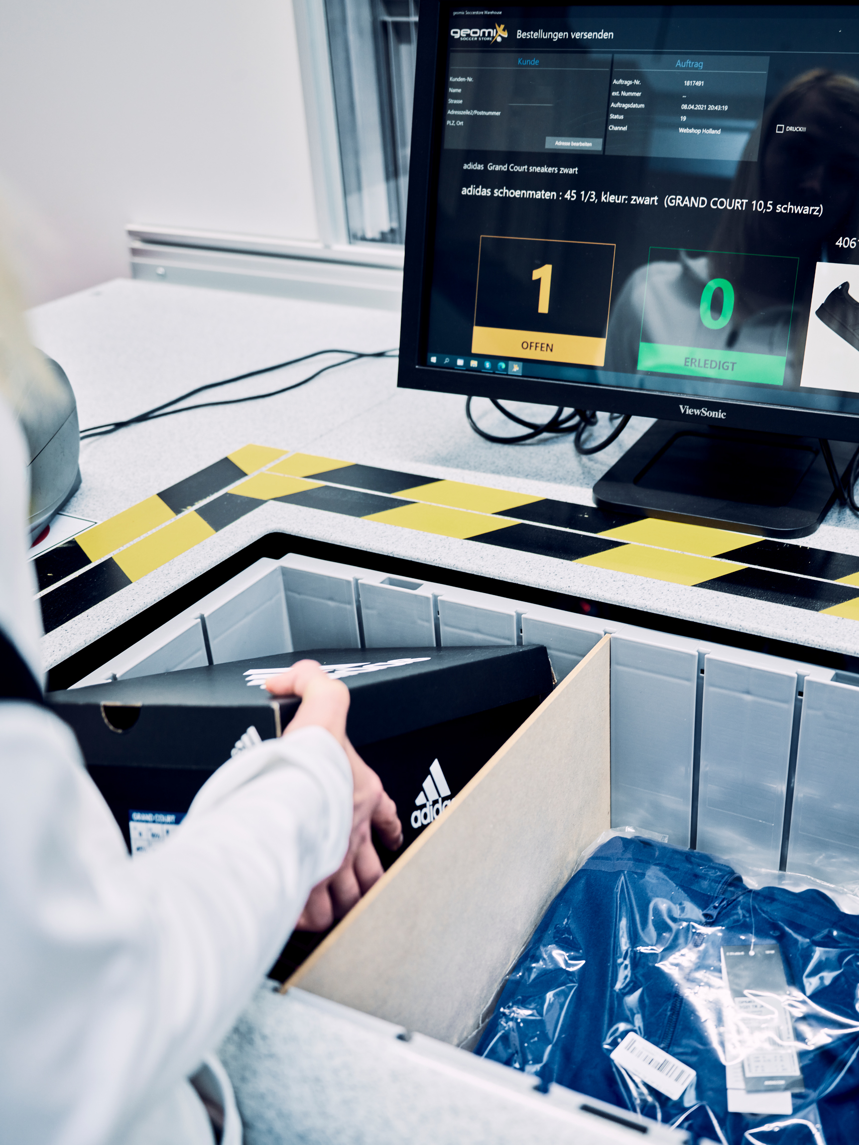 Highly dynamic AutoStore® warehouse for Geomix Soccer online store in