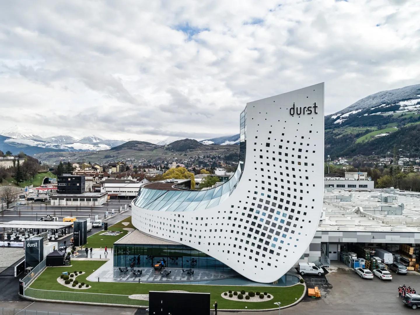 Die futuristische Hauptniederlassung der Durst Group AG in Brixen, Tirol