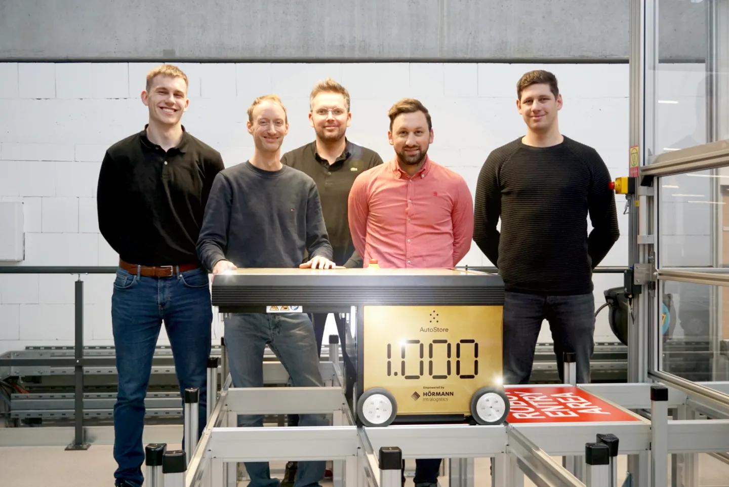 das Team mit goldenem Roboter