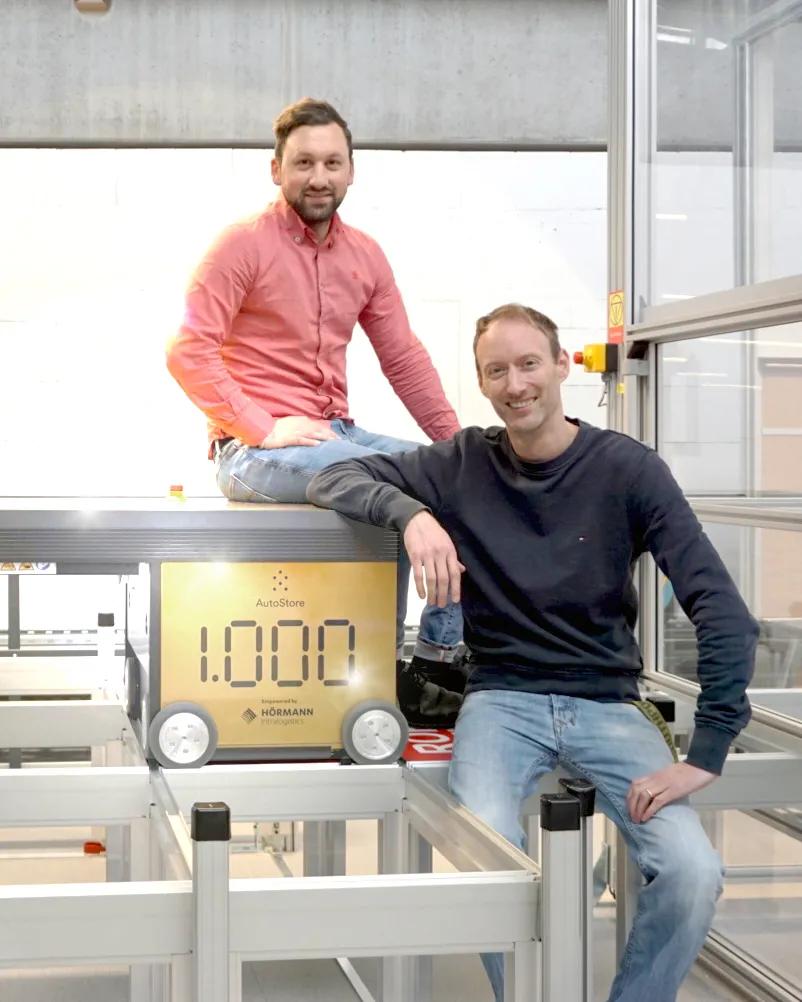 Daniel Kuhn & Felix Kaufmann mit goldenem Roboter