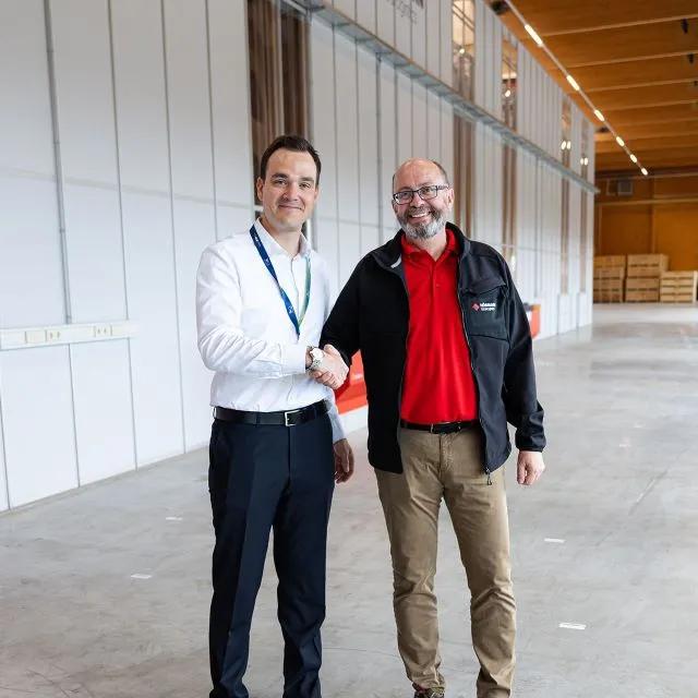 Krizstian Haslinger und Felix Mangelberger bei der Übergabe