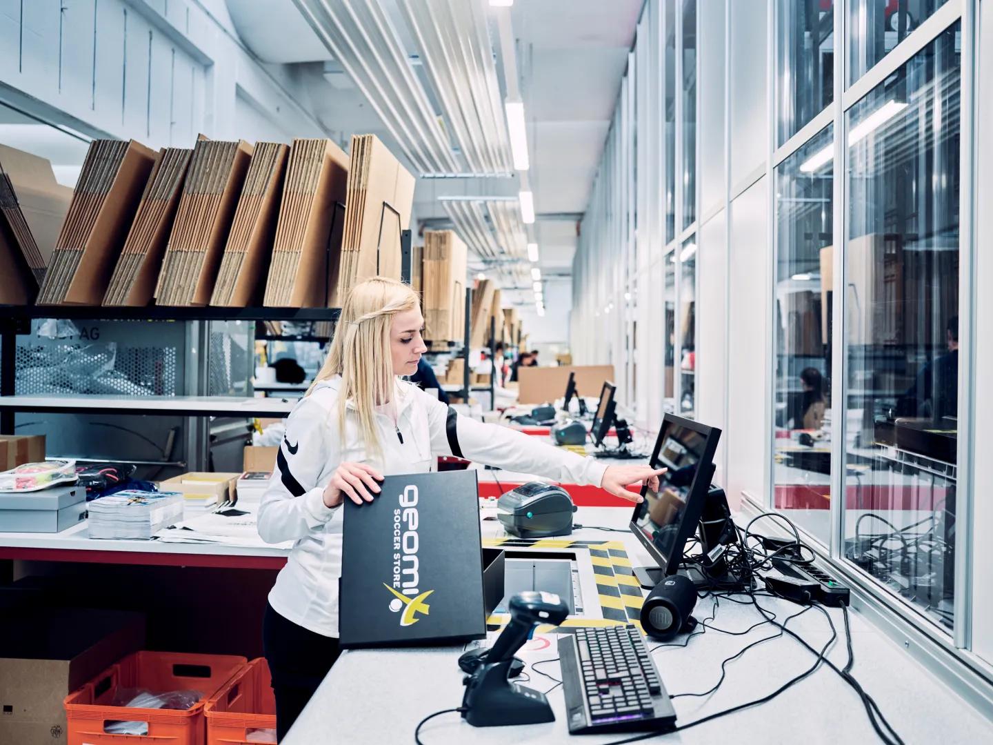 HÖRMANN Intralogistics - Geomix Pick Station