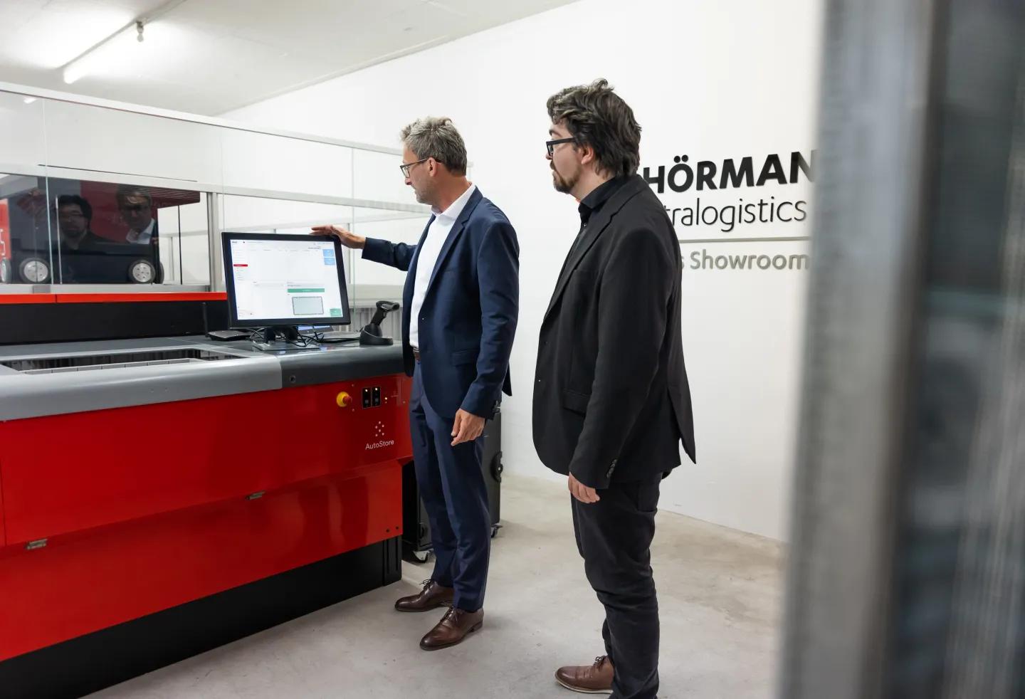 Im Rahmen des Interviews: HiLIS-WMS-Demo im Robotics-Showroom am Münchner Stammsitz von Hörmann Intralogistics.