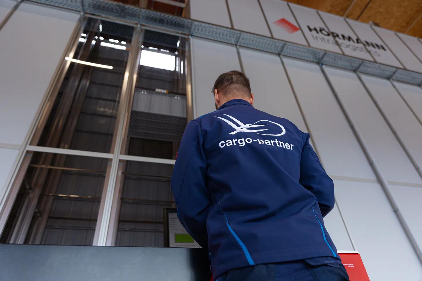 cargo-partner AutoStore Kommissionierplatz-Schacht
