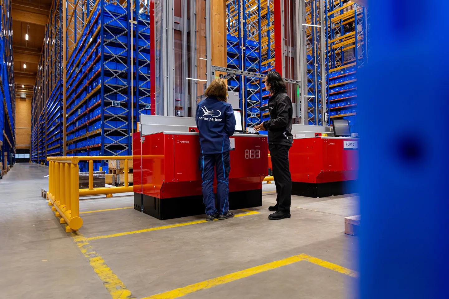 cargo-partner AutoStore Bin-Lift Kommissionierplätze