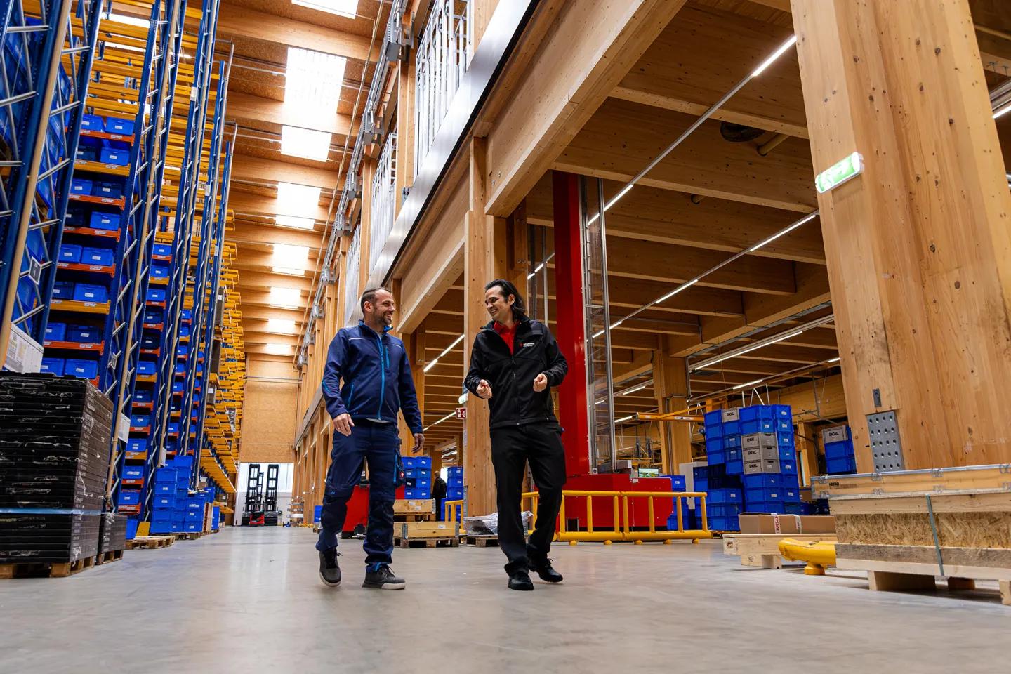 Podnośniki pojemników pod antresolą AutoStore