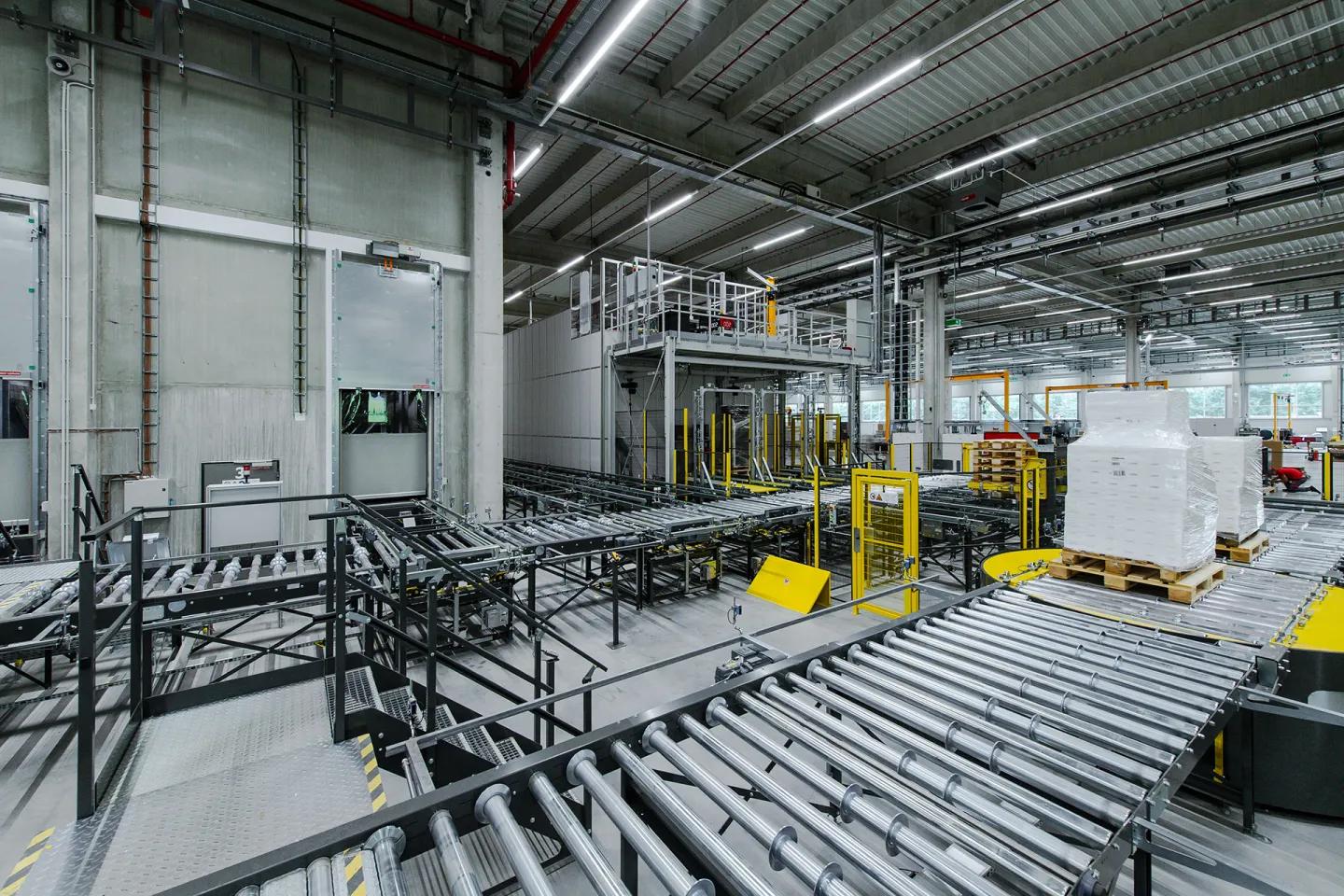 Ein- und Auslagerstich von HRL (link im Bild) und  AutoStore (rechts hinten im Bild) 