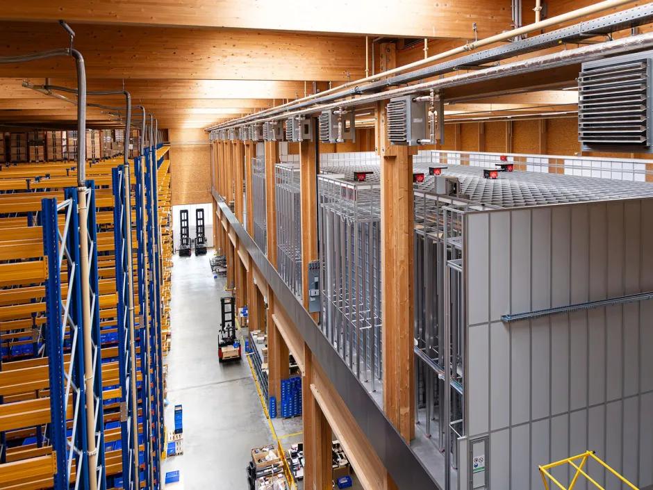 cargo-partner geht den Weg der Teilautomatisierung, mit manuellem Schmalganglager und AutoStore Kleinteillager in einer Anlage